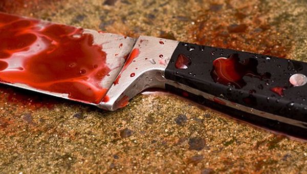 O femeie a fost înjunghiată în gât de către concubin şi a fost abandonată în stradă, într-o baltă de sânge