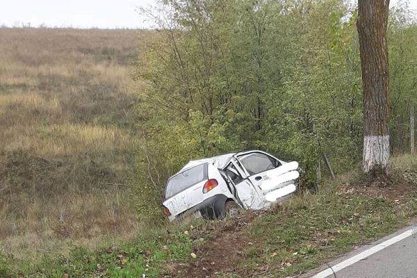 Accident pe şoseaua Agighiolului. Un tânăr s-a oprit cu maşina în copac şi a ajuns la spital