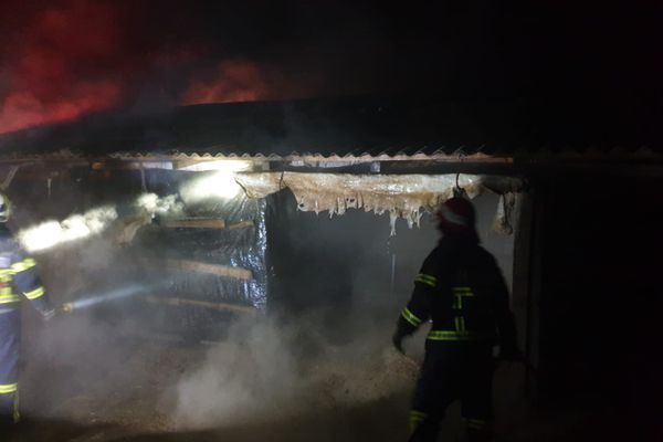 Pompierii din Babadag solicitaţi să stingă un grajd în flăcări