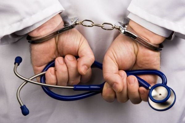 Doctoriţa ridicată de mascaţii DGA din spital, pentru mită, va petrece noaptea în arestul poliţiei