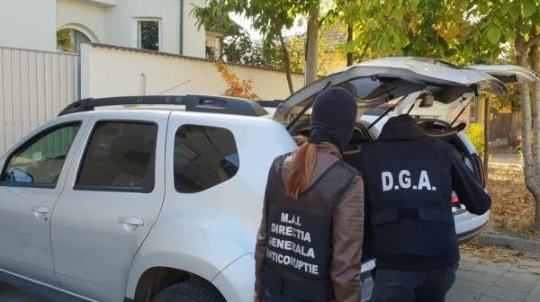 Medic tulcean ridicat cu mascaţii pentru luare de mită