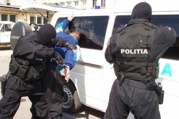 Doi infractori de 18 şi 19 ani au ajuns în arest pentru tâlhărie, spargeri de maşini şi furt din locuinţe