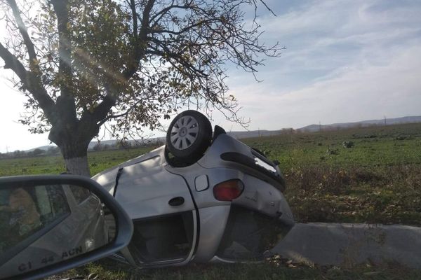 A scăpat nevătămat după ce s-a dat peste cap cu maşina 