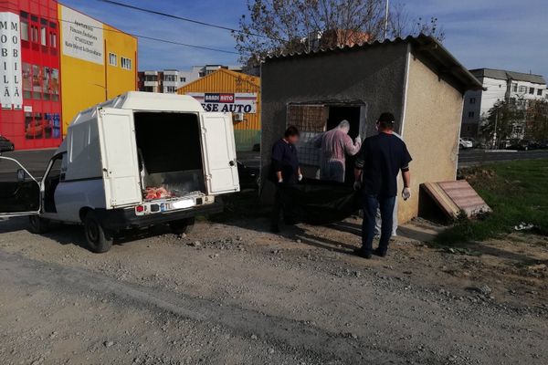 Un cadavru în descompunere a fost descoperit într-o colibă la marginea Tulcei