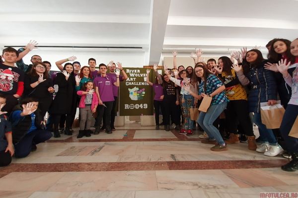 Expoziție de artă cu tema roboți și … lupi