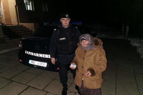 Femeie a străzii salvată de jandarmi