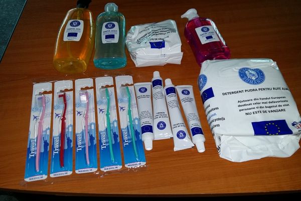 A început distribuția de pachete cu produse de igienă