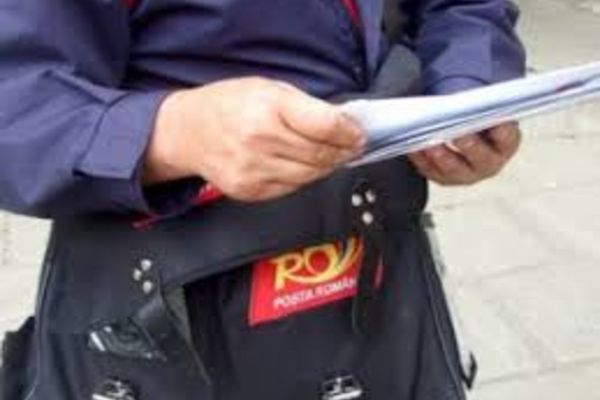 Pensiile și alocațiile suspecților de coronavirus, livrate de poștași dotați cu echipament de protecție