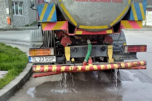 A început dezinfectarea străzilor din municipiul Tulcea
