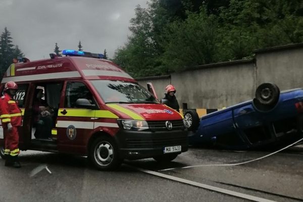 Doi soți din Tulcea s-au răsturnat cu mașina în Pasul Mestecăniș FOTO