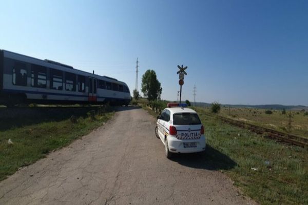 Autoturism lovit de tren în Tulcea