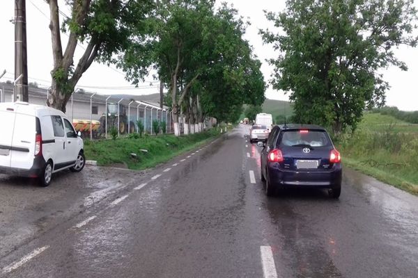 Atenție, șoferi! Circulație blocată pe DN 22D din cauza ploilor