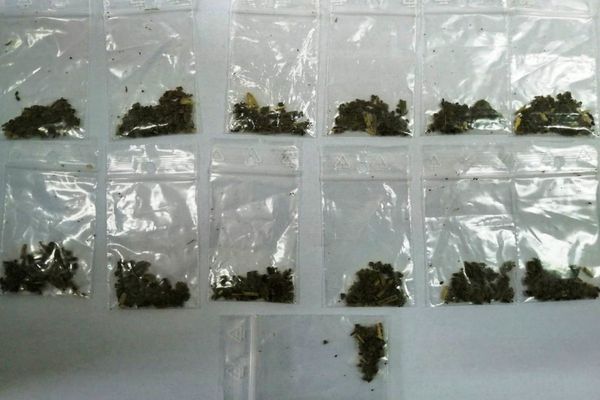         Prins de jandarmi cu buzunarele pline cu droguri