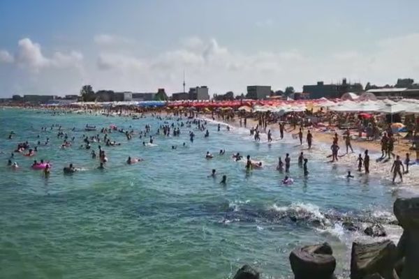 VIDEO| La Eforie Nord, pandemia de coronavirus se combate cu muzică și dans pe plajă