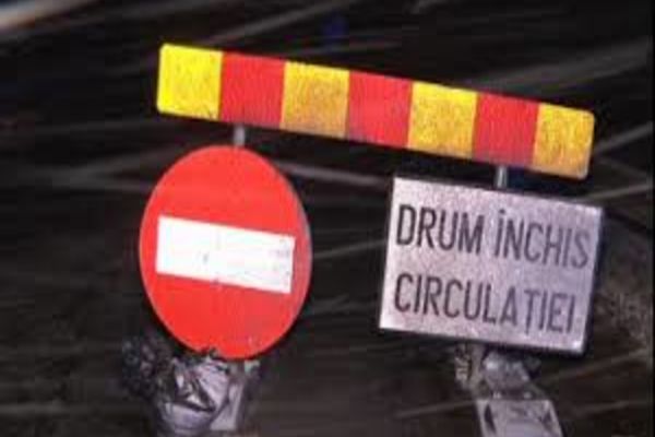 Circulație întreruptă pe două drumuri naționale și trei drumuri județene