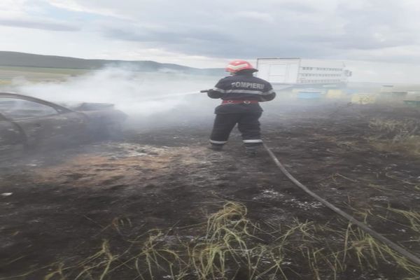 Autoturism în flăcări. Pompierii intervin