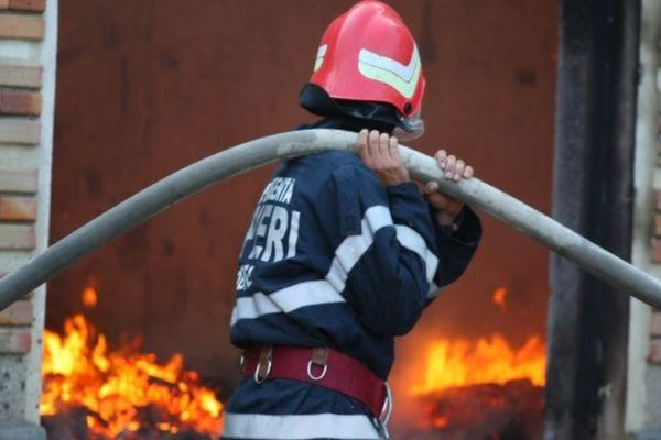 Incendiu puternic la Mihail Kogălniceanu. Un bărbat a ajuns la spital