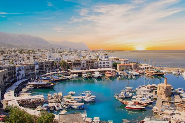 Românii nu vor mai putea merge în vacanţă în Cipru. Restricții impuse de autorități