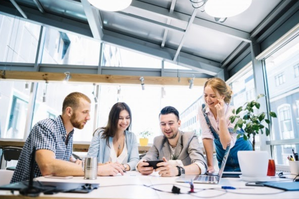 4 moduri de a-ți surprinde în mod plăcut angajații la birou (P)