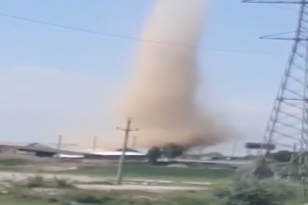 Fenomen rar în România. Tornadă de nisip filmată în Tulcea