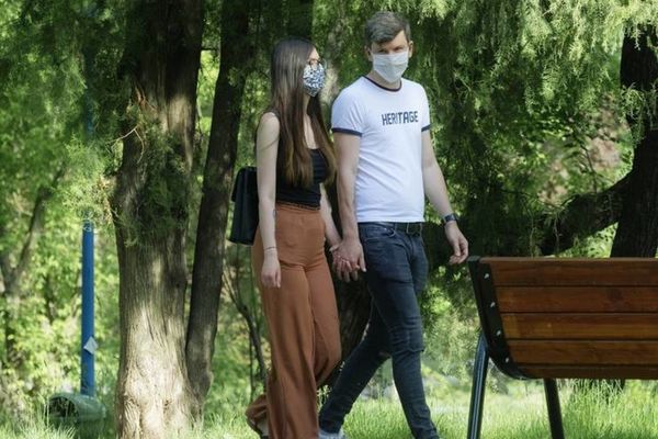 Masca devine obligatorie și în județul Prahova, în spații deschise aglomerate 