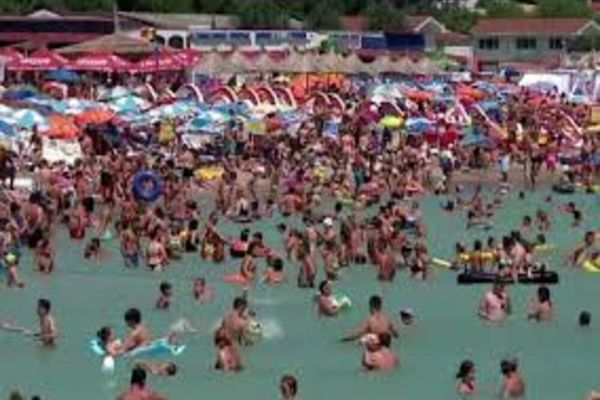 Alertă de coronavirus pe litoral! O femeie, luată de ambulanță direct de pe plajă! 