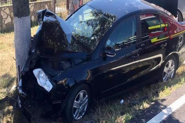 Trei răniți după ce o mașnă a intrat într-un copac