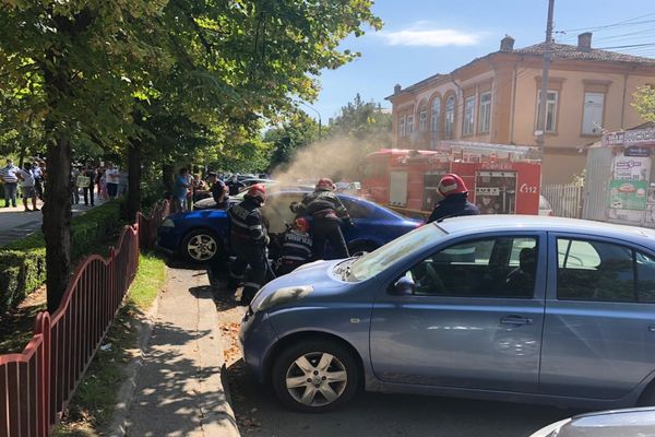 FOTO| Autoturism cuprins de flăcări în municipiul Tulcea