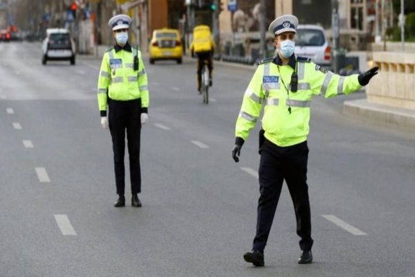 Amenzi date pe bandă rulantă și permise reținute de polițiștii tulceni
