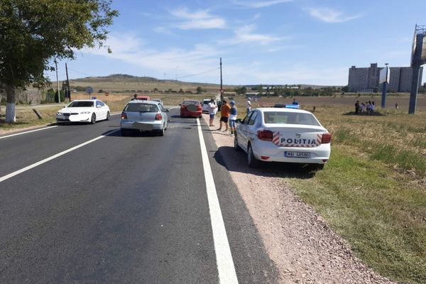 Carambol cu trei mașini, pe un drum din județul Tulcea