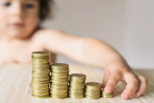 OUG privind majorarea eșalonată a alocațiilor intră la votul final