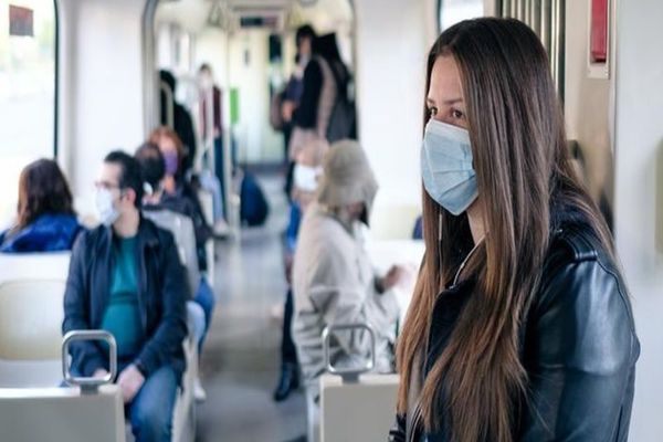 Masca de protecţie, obligatorie în spaţiile deschise aglomerate, începând de astăzi