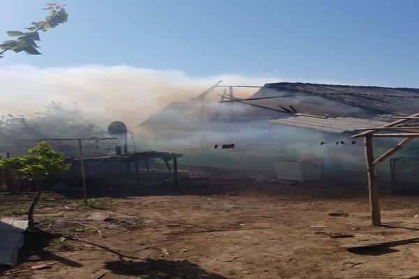 FOTO| Arde o casa din Lunca. Pompierii au fost alertați