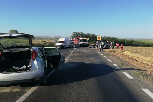 FOTO| Accident grav pe șoselele din Tulcea. Patru persoane rănite