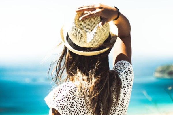 Cum te îmbraci ca să te ferești cât mai bine de căldură? (P)