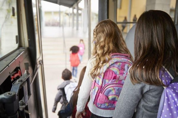 Transport gratuit pentru elevi, în drumul spre școală. Care este procedura