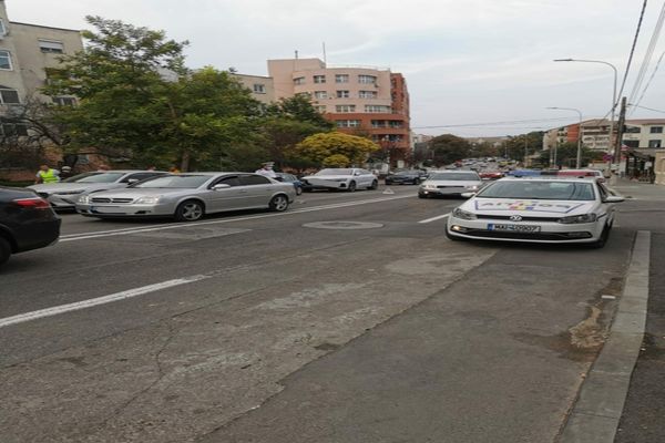 Copil de 13 ani spulberat de o mașină în timp ce traversa neregulamentar