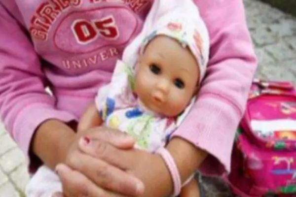  VIDEO Mama care s-a filmat în timp ce-și bătea fetița de 5 ani, adusă în București pentru audieri