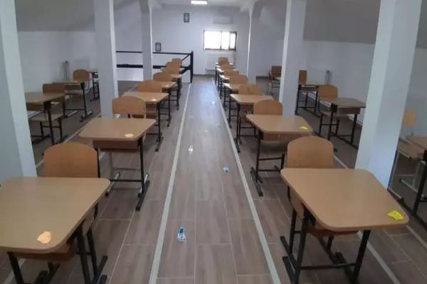 FOTO Liceenii din Isaccea au început anul școlar aproape de capela mortuară a orașului