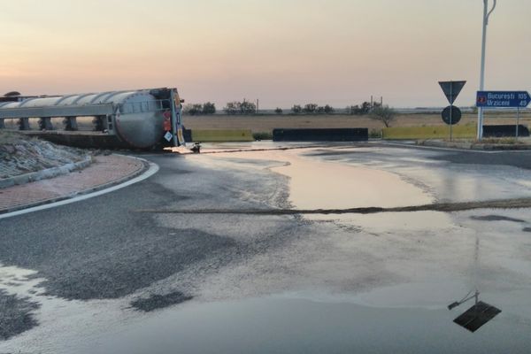 Cisternă cu zeci de tone de diluant, răsturnată într-un sens giratoriu. Risc de explozie