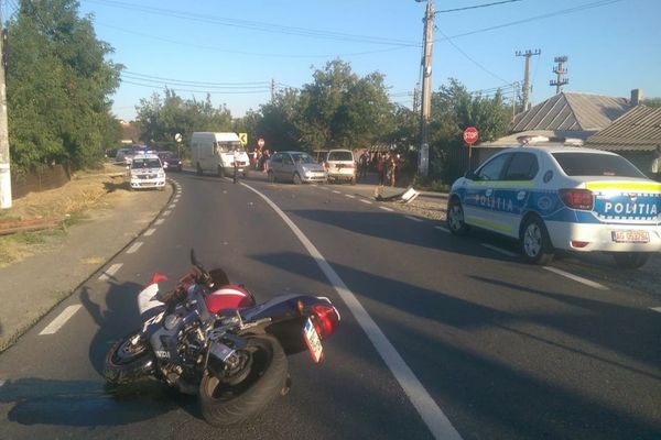 Alcoolul face victime din nou. Impact între o motocicletă și o mașină