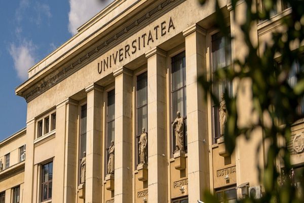 Șapte facultăți din București vor susține cursurile exclusiv online