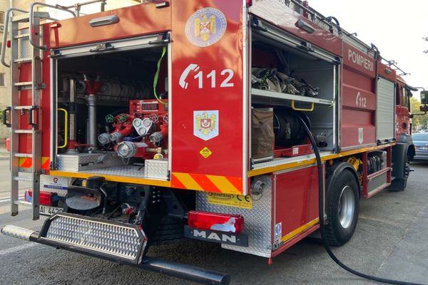 FOTO| Explozie într-o gospodărie din Beștepe. Un bătrân a ajuns la spital