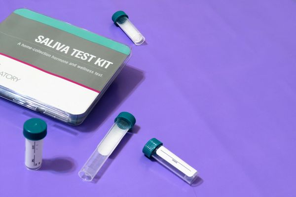 Noul test de salivă pentru COVID-19 ajunge și în România