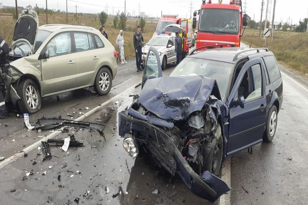 FOTO| Două mașini făcute praf după ce s-au ciocnit în Ialomița. Doi tulceni răniți