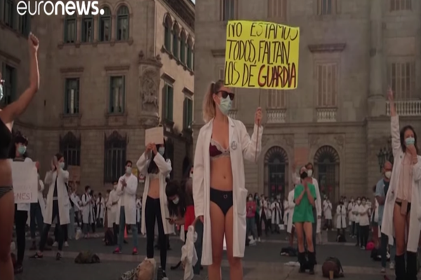 Medicii rezidenți din Barcelona s-au dezbrăcat în stradă ca să arate că sunt la limita răbdării