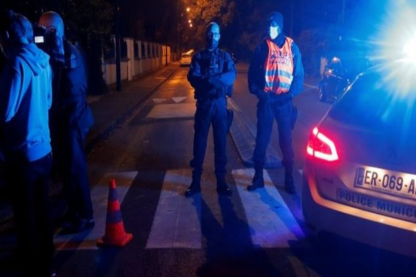 Un profesor de istorie a fost decapitat în apropiere de Paris după ce le-a arătat elevilor săi caricaturi cu Profetul Mohamed