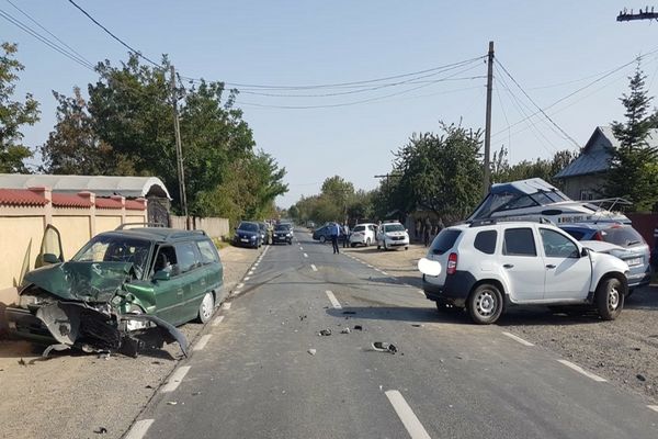 Dezastrul provocat de o șoferiță, trei mașini lovite și o persoană rănită