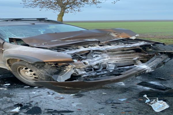 FOTO| Impact violent între o mașină şi o autoutilitară, în județul Tulcea