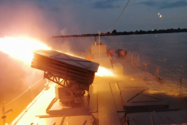 Marinarii militari în instrucție pe Dunăre